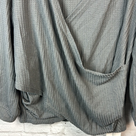 BloomChic Gray Crossover Hem Waffle Knit Long Sleeve Top Plus Size 1X - Picture 4 of 6